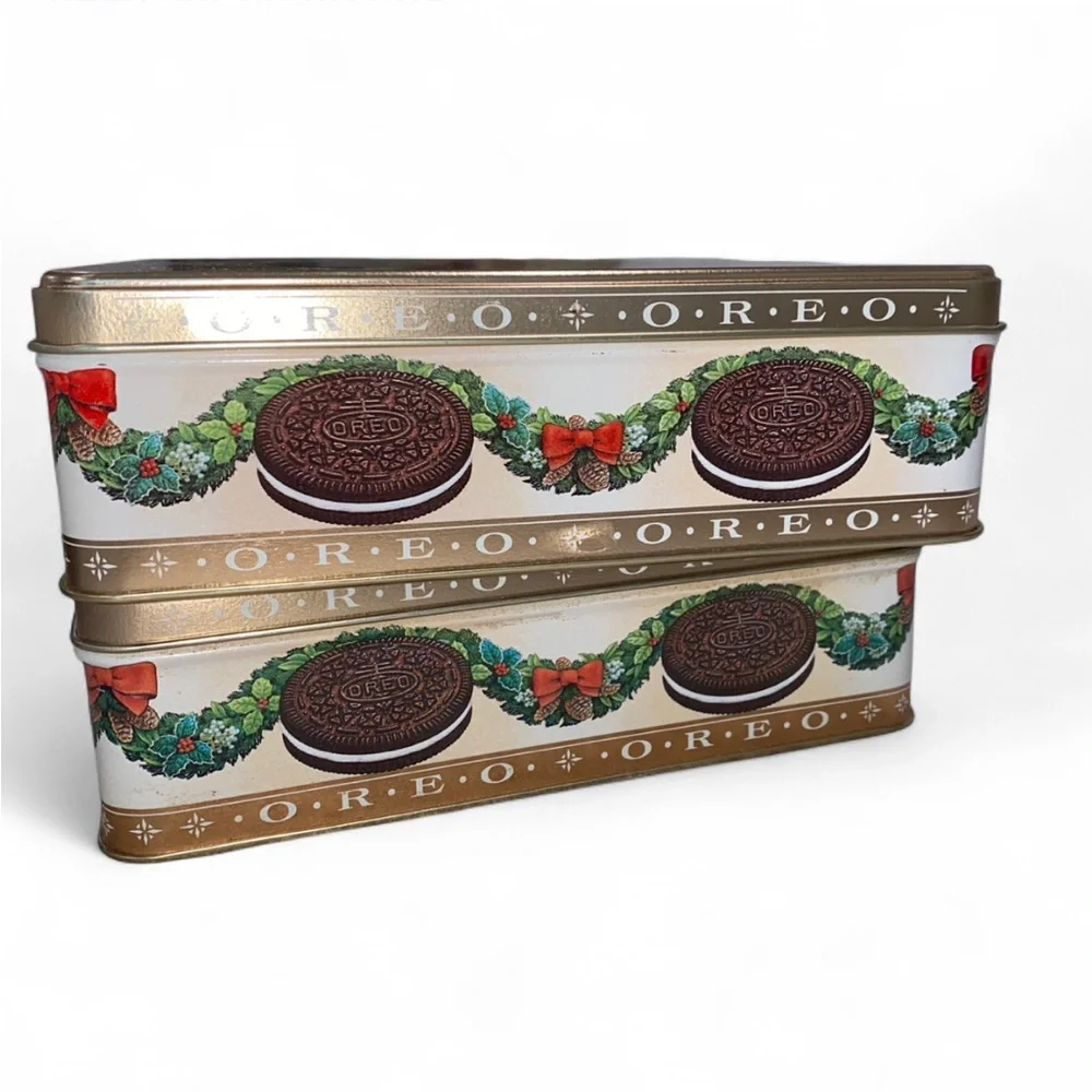 Oreo 90’s Holiday Tin with Festive Wreath Design